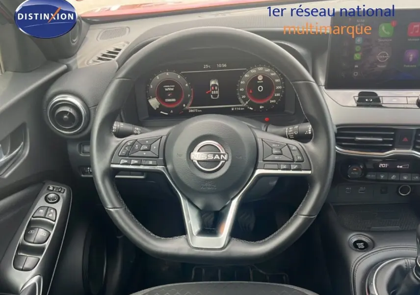 Vue intérieure centrée sur le volant et le tableau de bord du Nissan Juke 2024, finition N-Connecta, avec commandes au volant.