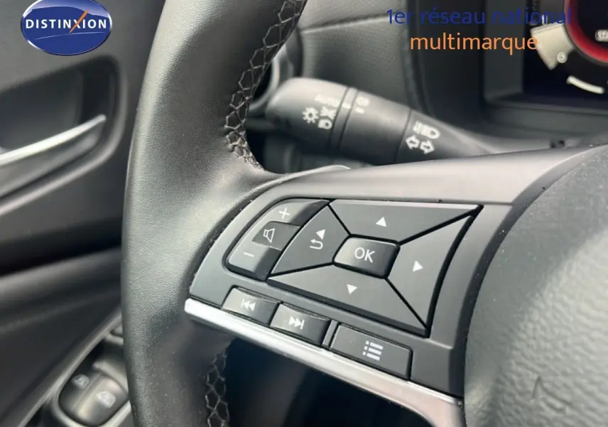 Gros plan sur les commandes au volant noir du Nissan Juke 2024, version DIG-T 114CH N-Connecta.