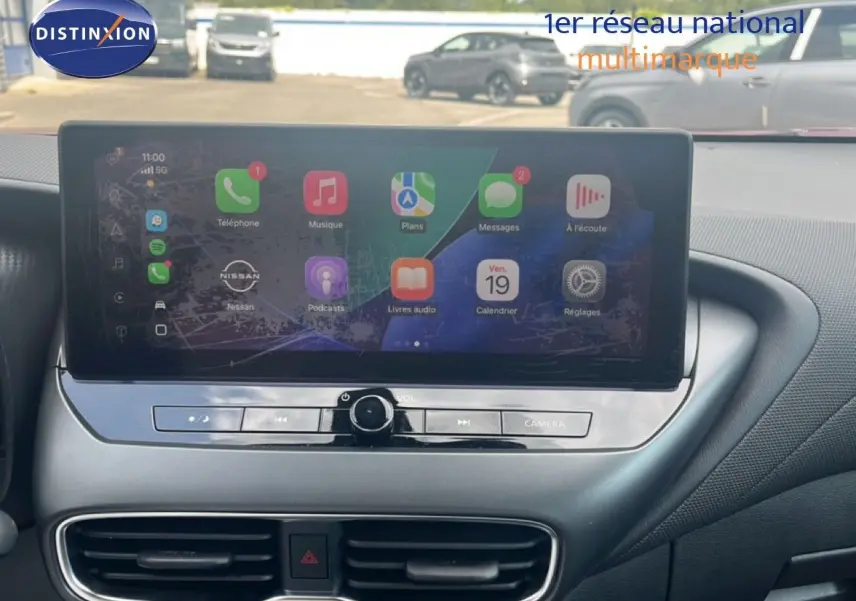 Écran tactile central du tableau de bord du Nissan Juke 2024 avec interface Apple CarPlay affichée.