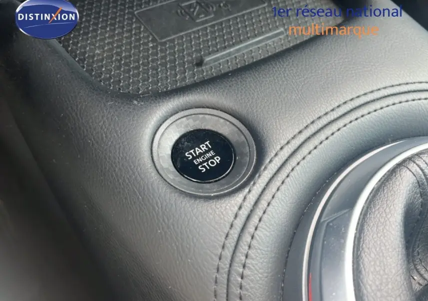 Gros plan sur le levier de vitesses en cuir noir du Nissan Juke rouge Fuji Metal, version DIG-T 114CH N-Connecta 2024.
