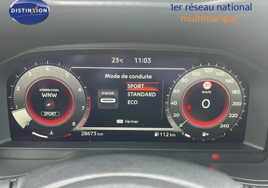 Tableau de bord numérique du Nissan Juke 2024 en mode Sport, affichant vitesse, régime et température extérieure.