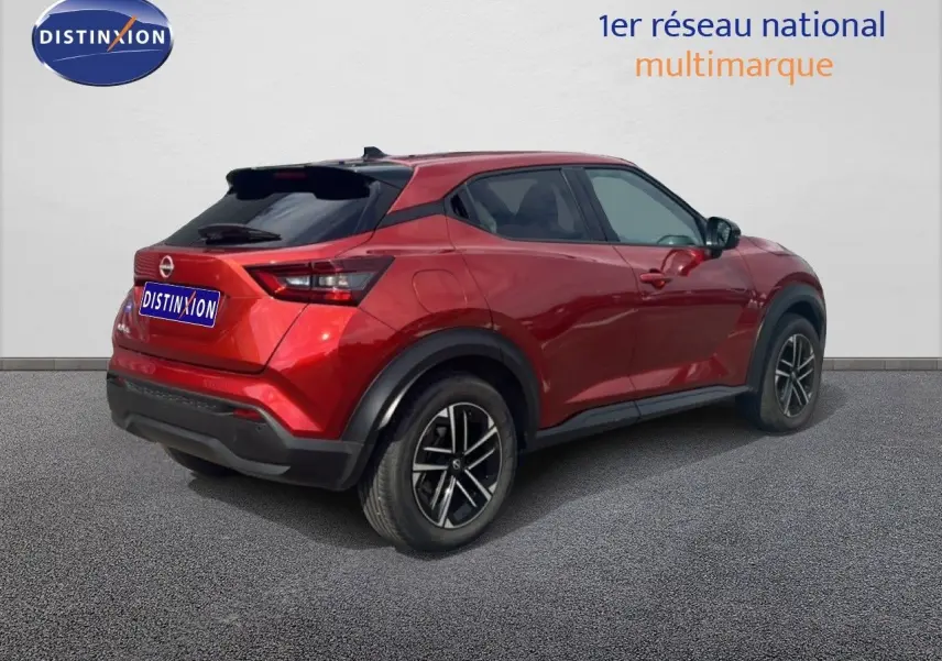 Vue 3/4 arrière droite d'un Nissan Juke 2024 rouge Fuji Metal avec jantes alliage et vitres teintées.