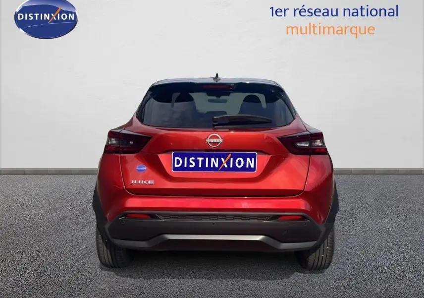 Vue arrière d’un Nissan Juke rouge Fuji Metal 2024 avec feux arrière LED et logo Nissan visible.