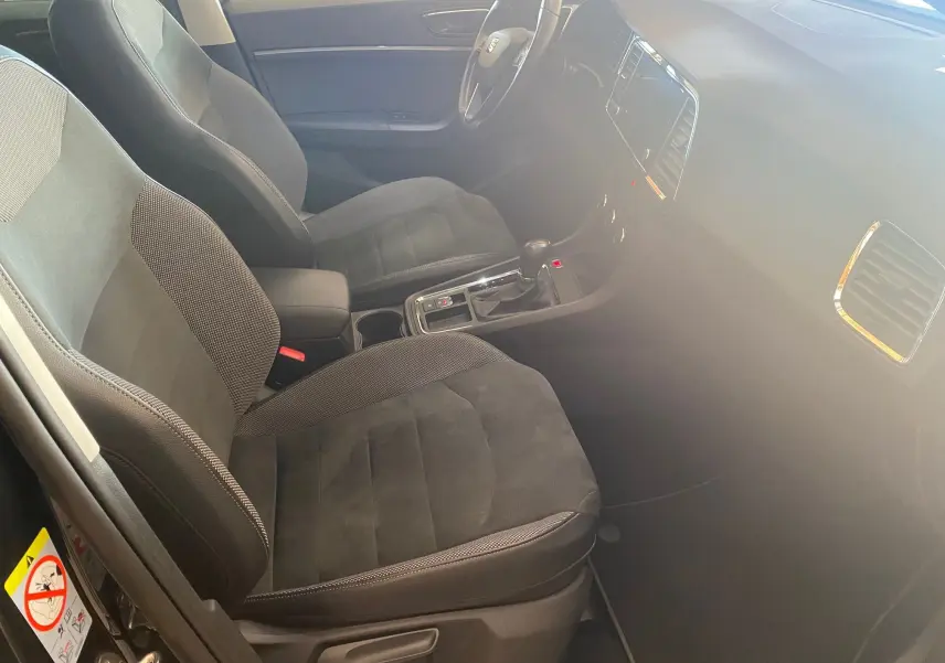 Intérieur noir de la SEAT Ateca Urban 2019 vu côté conducteur, avec sièges tissu et console centrale équipée.