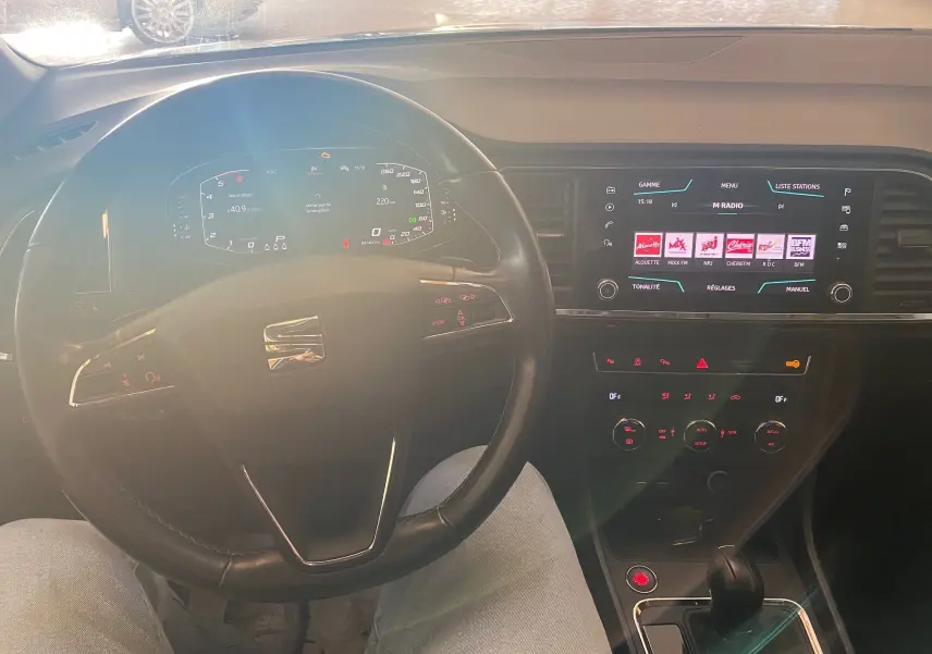 Vue intérieure du tableau de bord et volant noir du SEAT Ateca Urban 2019 avec écran tactile et commandes au volant.