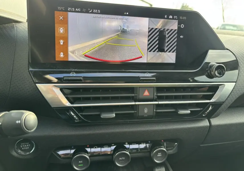 Vue rapprochée de l’écran tactile central affichant la caméra 360° dans l’habitacle noir du Citroën C4 Gris Artense 2024.