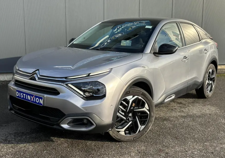 Citroën C4 PureTech 130 gris Artense en 3/4 avant droit avec jantes alliage et toit ouvrant visible.