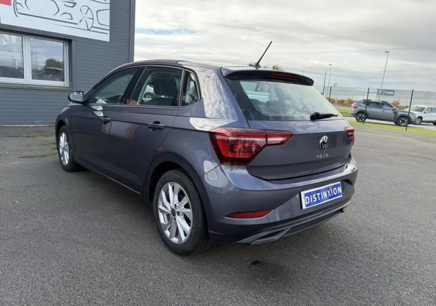Volkswagen Polo gris cendre vue 3/4 arrière droit, feux arrière LED et jantes alliage visibles.