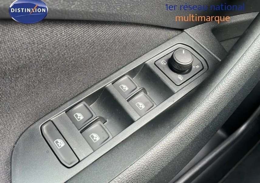 Détail des commandes de lève-vitres et réglage des rétroviseurs côté conducteur du Skoda Kamiq noir magique métal 2025.