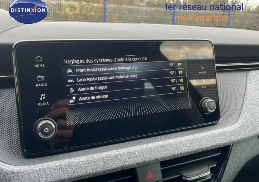Écran tactile intérieur du Skoda Kamiq 2025 montrant les réglages d’aide à la conduite, vue de face.