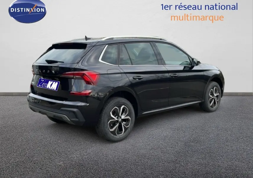 Vue 3/4 arrière droite d'un Skoda Kamiq noir magique métal 2025 avec jantes alliage et toit panoramique.