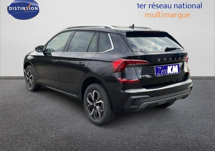 Vue 3/4 arrière droite d'un Skoda Kamiq noir magique métal 2025 avec feux LED et jantes alliage.