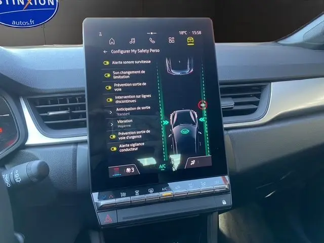Vue rapprochée de l’écran tactile central du Renault Captur 2024 affichant les aides à la conduite et la caméra de recul.