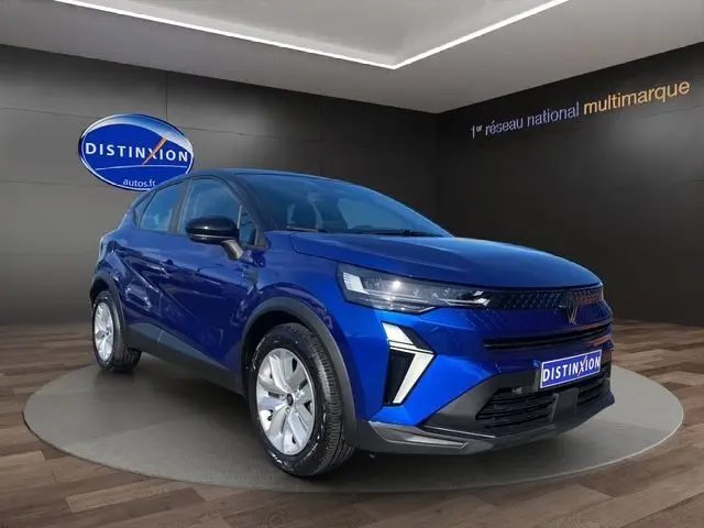 Renault Captur TCE 90 Evolution bleu iron avec toit noir, vue 3/4 avant droit en showroom.