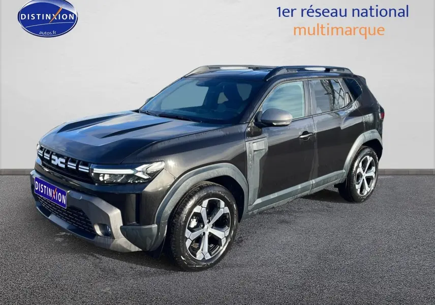 Dacia Duster noir 2026 en 3/4 avant droit, avec jantes alu et barres de toit visibles.