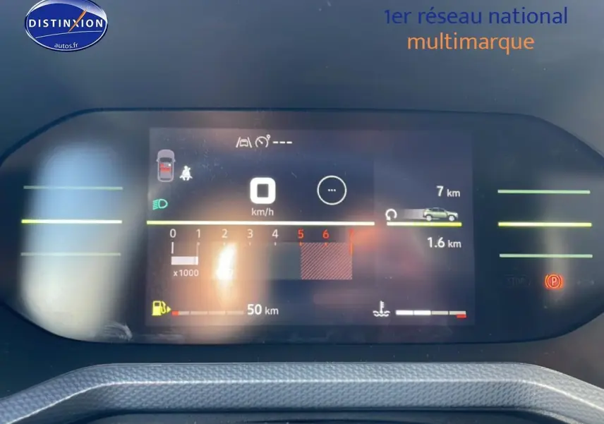 Tableau de bord numérique du Dacia Duster 2026 affichant vitesse, compte-tours et autonomie, vue de face.