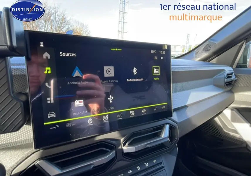 Vue intérieure du tableau de bord du Dacia Duster noir 2026, avec écran tactile multifonction et aérateurs hexagonaux.