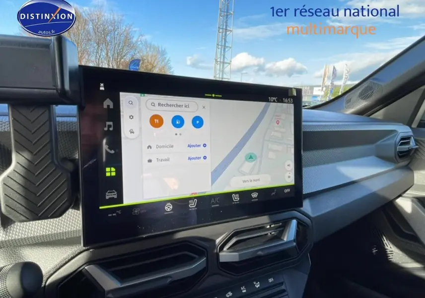 Vue intérieure de la planche de bord du Dacia Duster 2026 avec écran tactile GPS et aérateurs angulaires noirs.