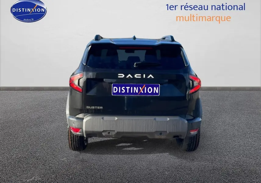Vue arrière d'un Dacia Duster noir 2026 avec barres de toit et feux arrière LED distinctifs.