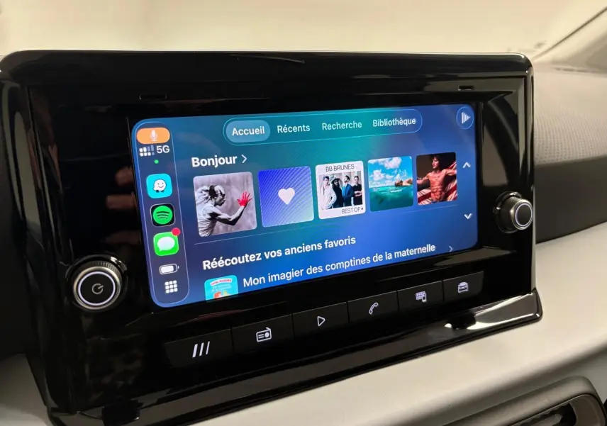 Écran tactile central du tableau de bord du SEAT Arona 2025 avec interface multimédia affichant des options de musique et de navigation.