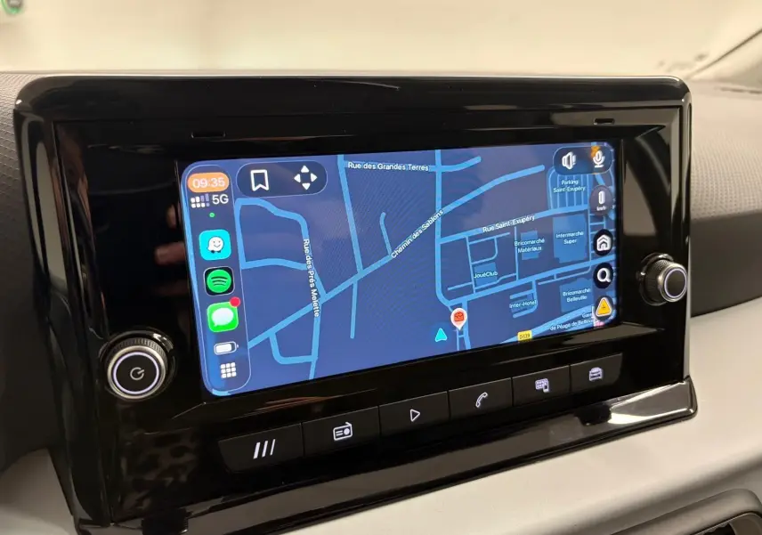 Vue intérieure du tableau de bord du SEAT Arona 2025, écran tactile affichant la navigation GPS avec interface moderne.