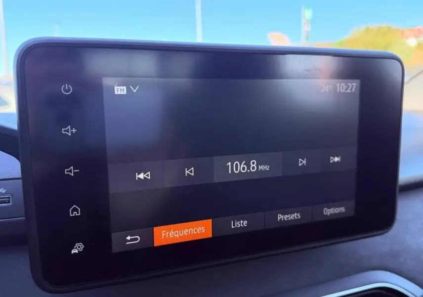 Écran tactile central de la Dacia Sandero 2025 affichant la radio FM à 106.8 MHz, vue intérieure rapprochée.