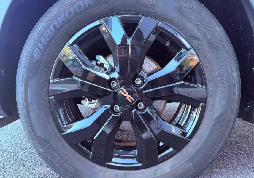 Gros plan sur la jante noire brillante de la Dacia Sandero 2025, avec logo Stepway au centre et pneu Hankook.