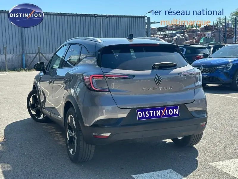 Vue 3/4 arrière droite du Renault Captur 2025 gris Cassiopée métallisé avec toit noir et feux arrière LED distinctifs.