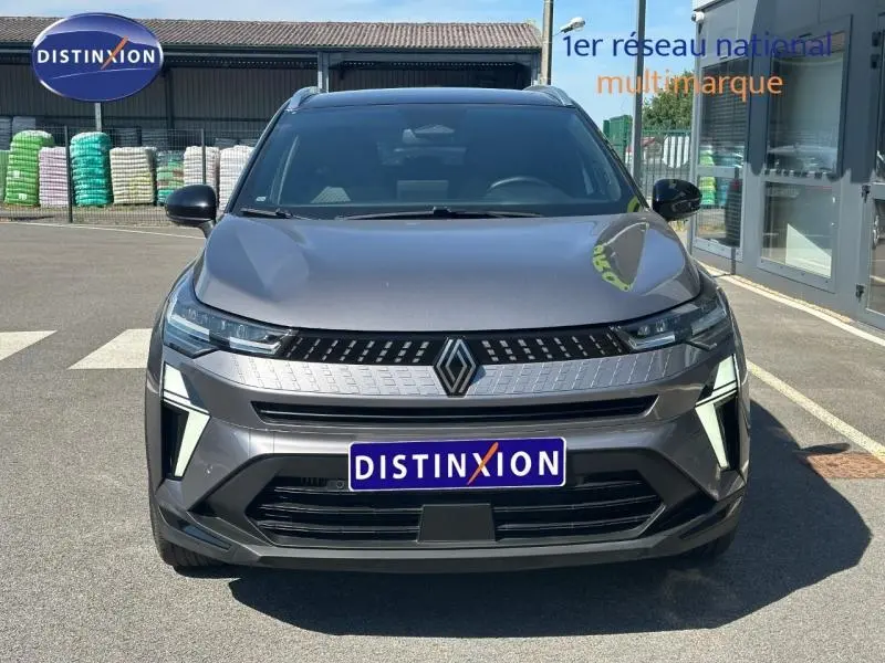 Vue avant d'un Renault Captur 1.0 Eco-G 100ch Techno 2025 gris Cassiopée métallisé avec signature lumineuse LED distinctive.