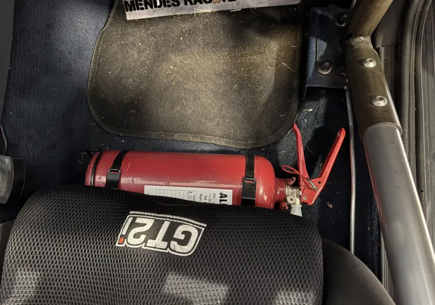 Audi Coupé GT noir vue 3/4 arrière droit avec bandes blanches et rouges, jantes blanches, et stickers rallye.