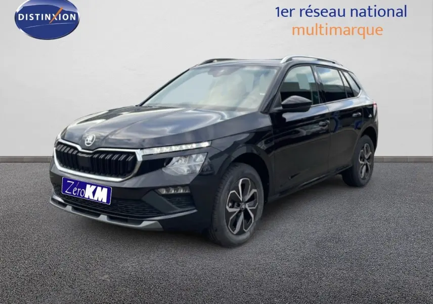 Vue 3/4 avant d'un Skoda Kamiq noir magique métal 2025 avec jantes alliage et calandre chromée.