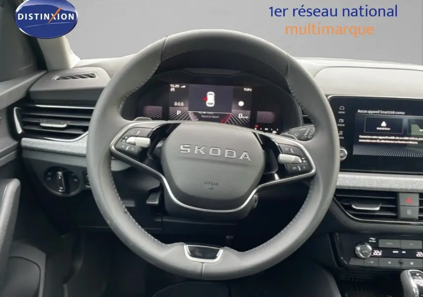 Vue intérieure centrée sur le volant SKODA du KAMIQ 2025, avec tableau de bord digital et finitions modernes.