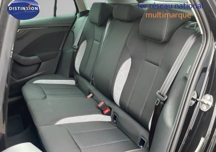 Vue intérieure côté droit des sièges arrière en tissu noir et gris du Skoda Kamiq noir magique métal 2025.