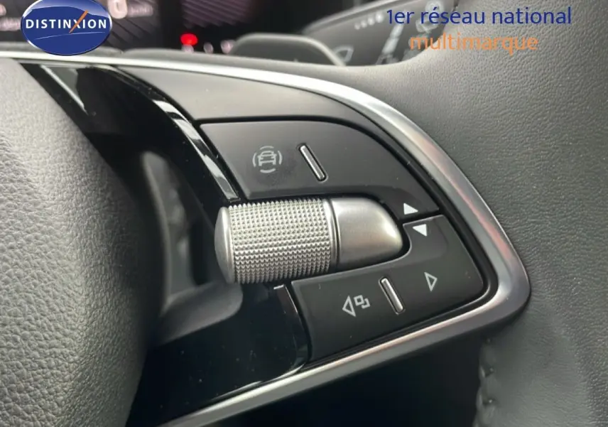 Gros plan sur les commandes multifonctions en métal et plastique noir du volant du Skoda Kamiq 2025.