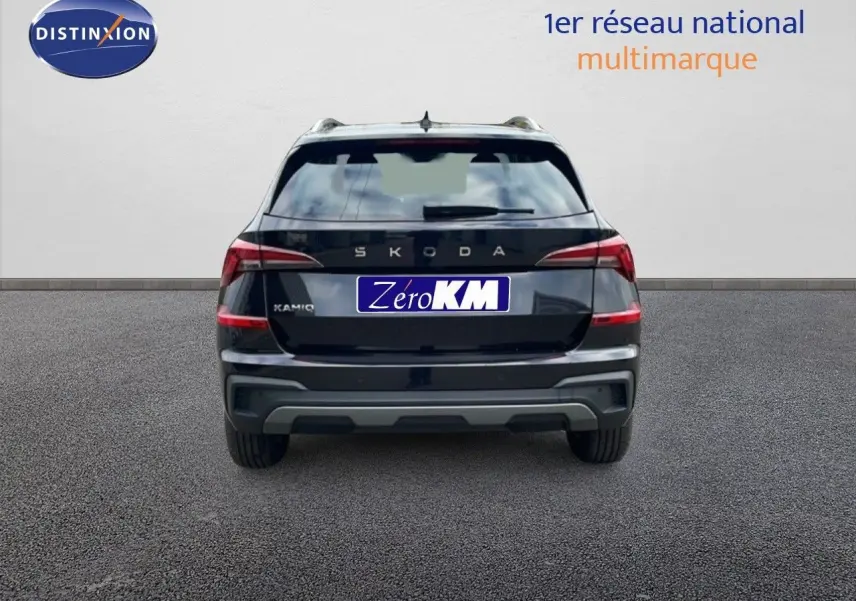 Vue arrière d'un Skoda Kamiq noir magique métal 2025 avec feux arrière LED et logo SKODA visible.