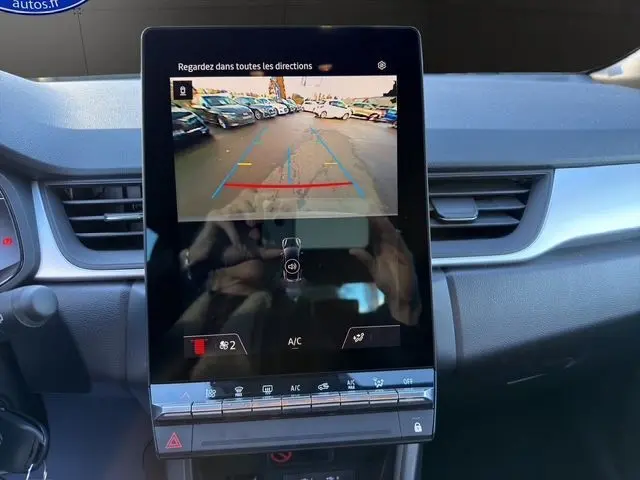 Vue intérieure centrée sur l'écran tactile affichant la caméra de recul du Renault Captur TCe 90 Evolution gris cassiopée.