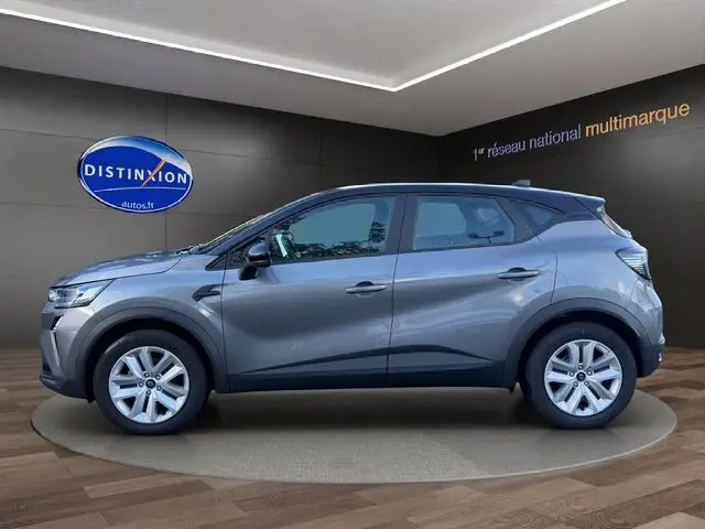 Profil droit d’un Renault Captur TCE 90 Evolution gris Cassiopée avec toit noir, roues 17'' et coques de rétroviseurs noires.
