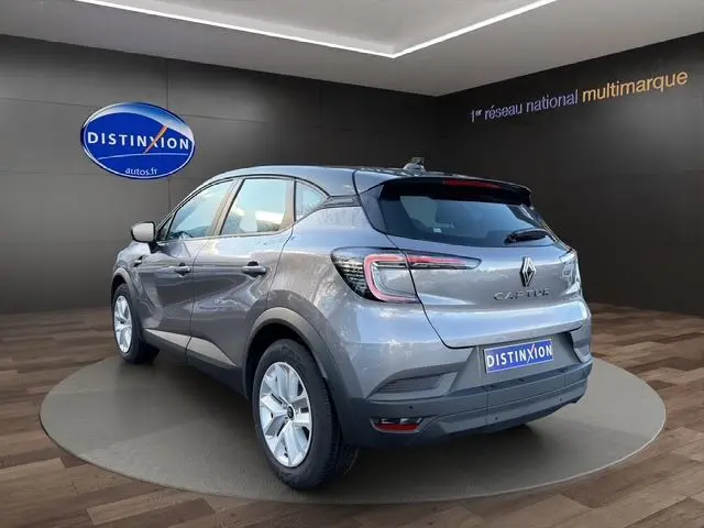 Vue 3/4 arrière gauche du Renault Captur TCE 90 Evolution gris Cassiopée avec toit noir et feux arrière LED en C.