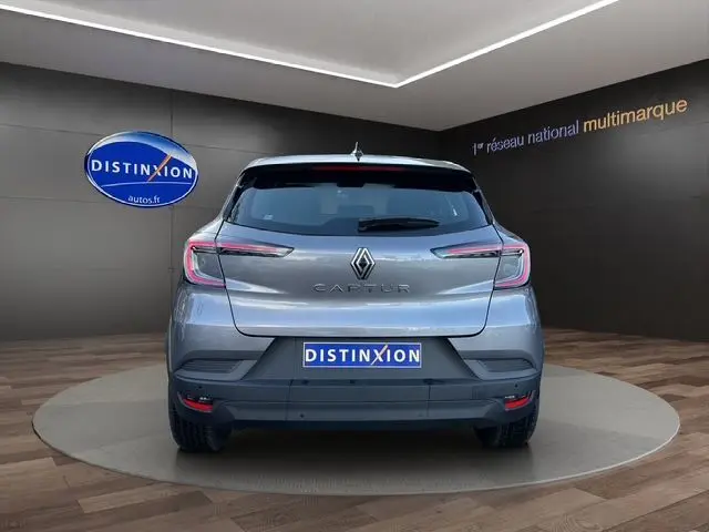 Vue arrière du Renault Captur TCE 90 Evolution 2024 gris Cassiopée avec toit noir et feux arrière LED en C.