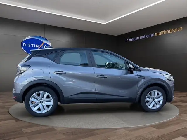 Profil droit du Renault Captur 2024 gris Cassiopée avec toit noir, roues 17'' et coques de rétroviseurs noires.