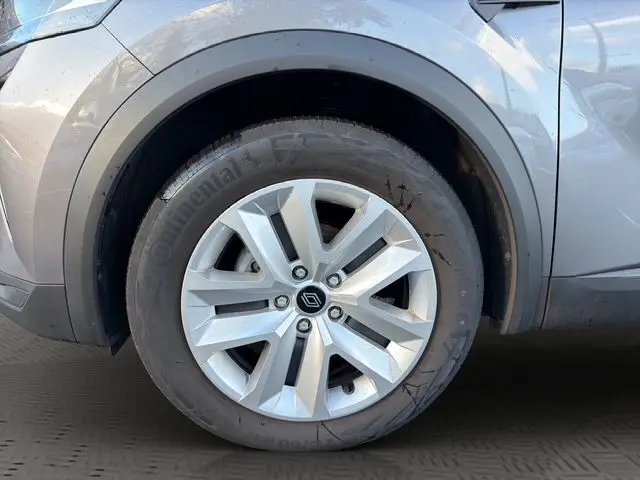 Gros plan sur la roue avant gauche du Renault Captur gris Cassiopée avec jante alliage 17'' Nymphea et pneu Continental.