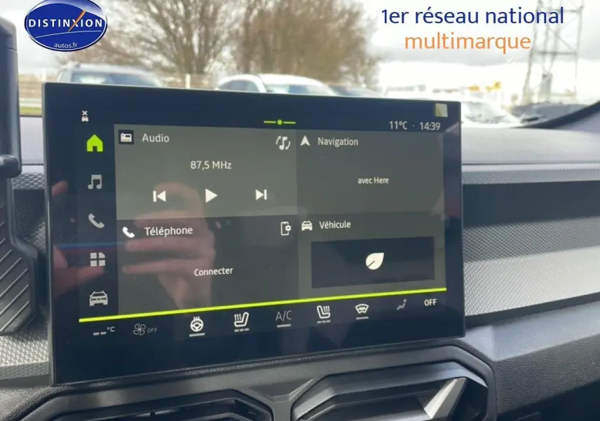 Écran tactile central du tableau de bord du Dacia Duster 2026, avec affichage audio et navigation.