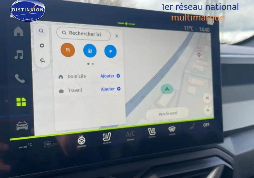 Écran tactile central du Dacia Duster 2026 vert cèdre montrant la navigation GPS et commandes climatisation.