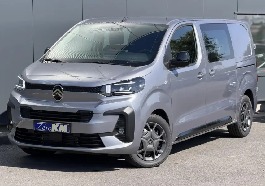 Citroën Jumpy gris Artense en 3/4 avant droit, avec jantes noires et coques de rétroviseurs noires Perla Nera.