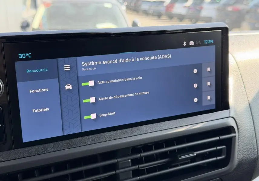 Écran tactile 10 pouces du système d'aide à la conduite dans l'habitacle du Citroën Jumpy gris Artense.