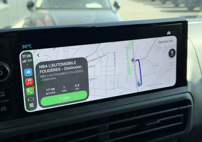 Écran tactile 10 pouces du tableau de bord du Citroën Jumpy 2026 affichant la navigation GPS et intégration Apple CarPlay.