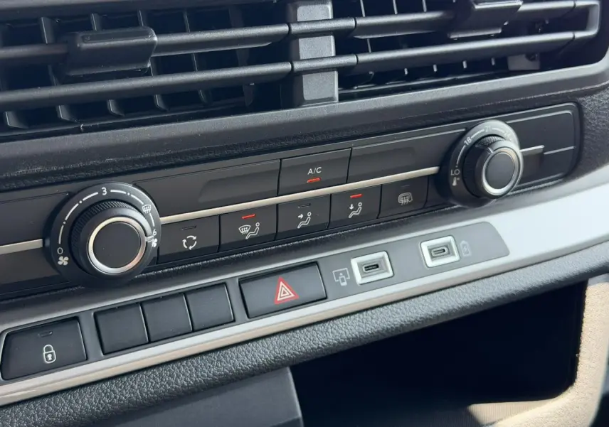 Détail de la console centrale noire du Citroën Jumpy 2026, montrant les commandes de climatisation et boutons multifonctions.