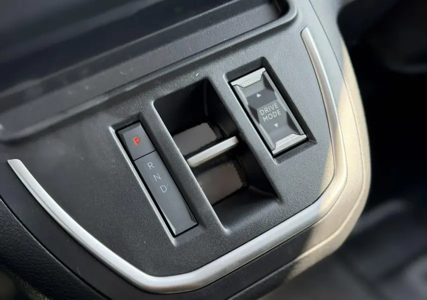 Gros plan sur la console centrale noire du Citroën Jumpy gris Artense, avec commandes boîte auto et mode de conduite.