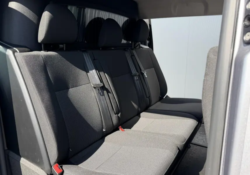 Vue intérieure côté droit sur la banquette arrière noire du Citroën Jumpy M Cabine Approfondie 2026.