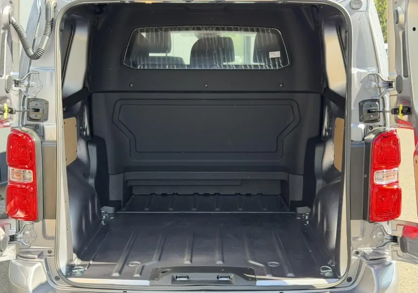 Vue arrière ouverte du Citroën Jumpy gris Artense, montrant l’espace de chargement vide et les portes battantes ouvertes.